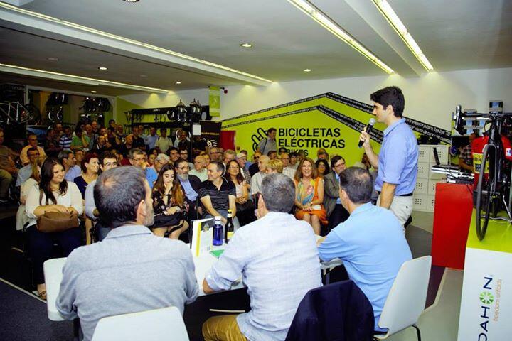 David Domingo durante una presentación de la industria ciclista