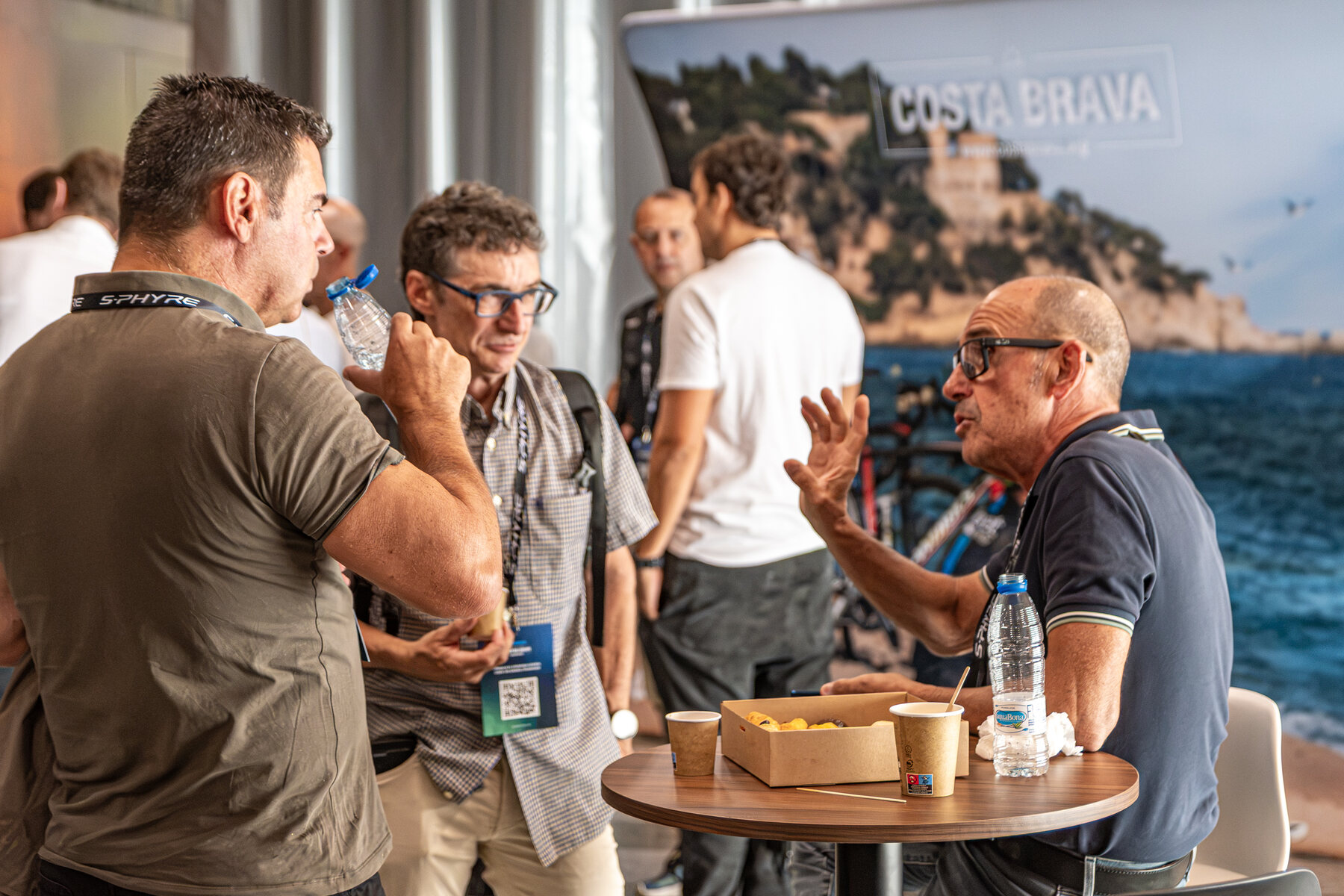 Professionals del sector ciclista conversant a Sea Otter Europe